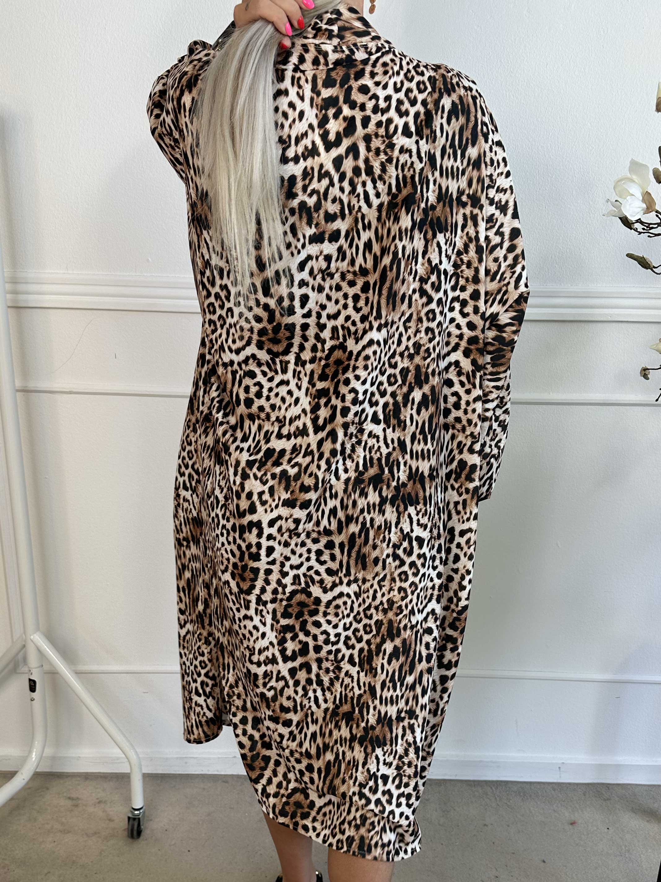 Annah Light Leo - Oversized sommarjacka med tydliga sömmar och fickor